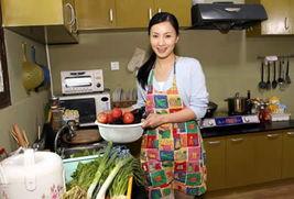 娱乐吃瓜酱小时候的保姆,娱乐吃瓜酱童年趣事揭秘